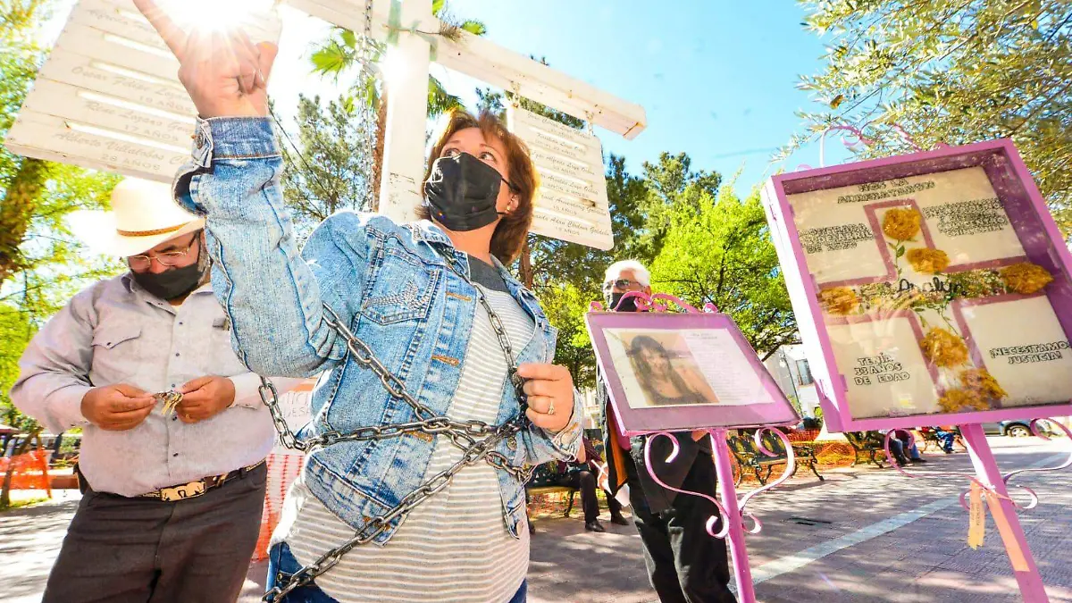 maestra se encadena en palacio de gobierno